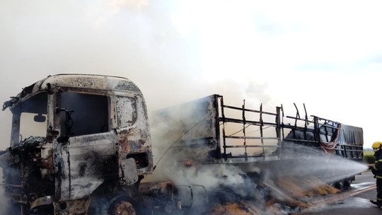 Carreta com 32 toneladas de soja pega fogo na MG-223 próximo a Tupaciguara